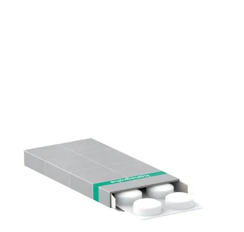 Graue Verpackung mit Öffnung, herausragenden weißen Reinigungstabletten. Die Marke Hansgrohe ist auf der Verpackung deutlich sichtbar.